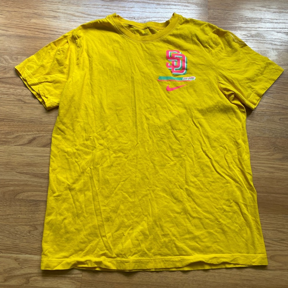 Men’s Size medium Nike San Diego Padres Tee Shirt, Worn Once